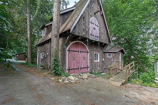 Located Just Outside Syracuse, This Little House Is Straight Out of a Storybook